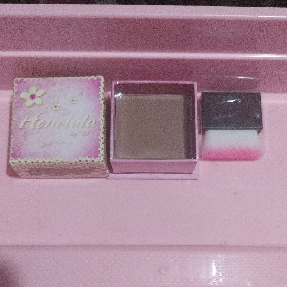 W7 Honolulu Bronzing Powder  with Brush - Tan
